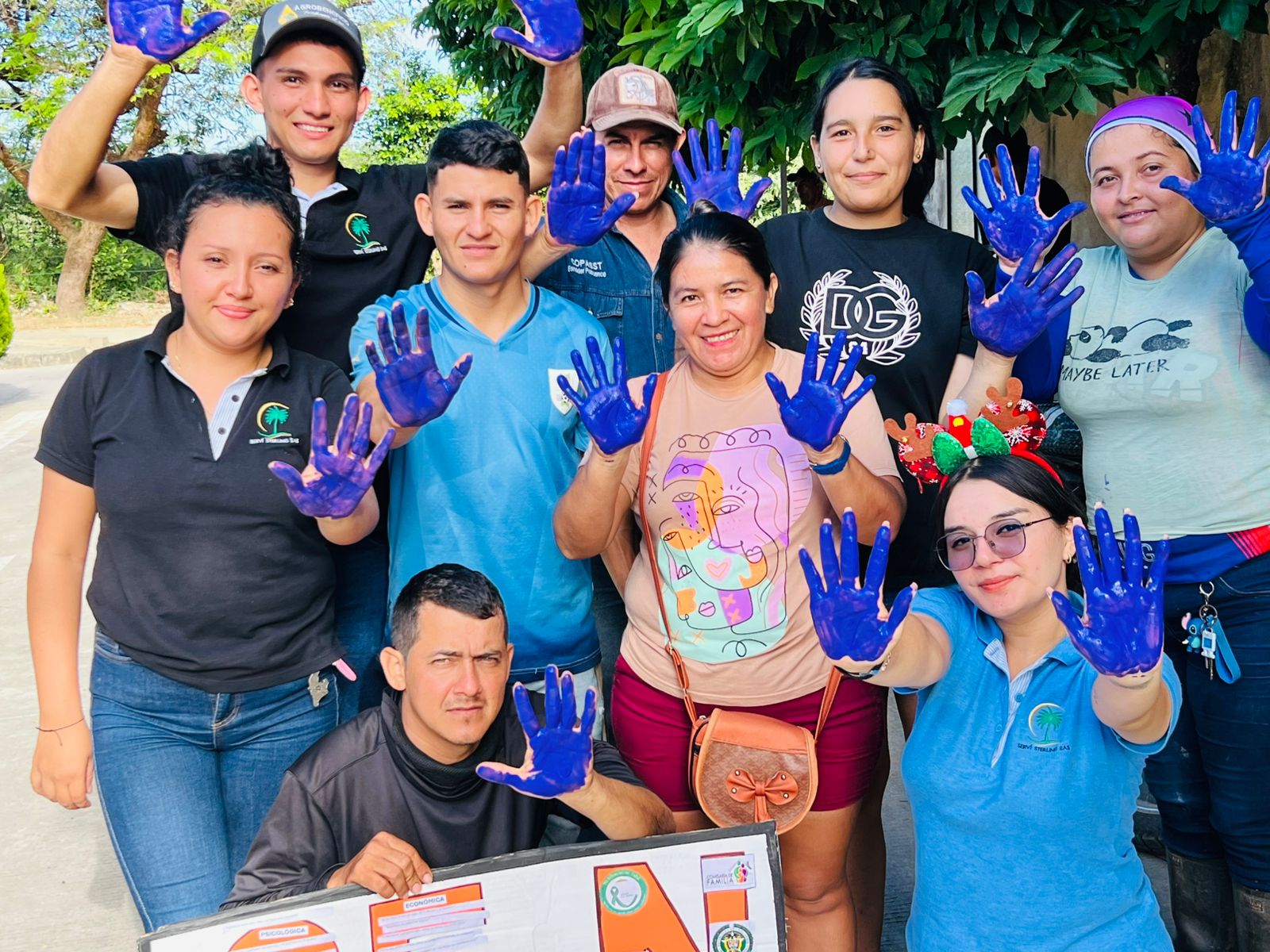 Colaboradores de SERVI STERLING con las manos pintadas